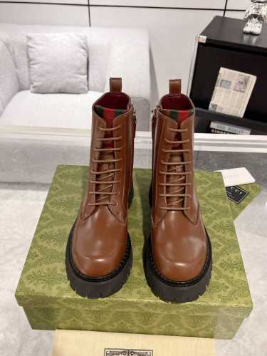 Gucci 女士条纹织带侧拉链短靴 始创于1950年代的原版品牌细节在这双鞋上浪漫焕新。取材自马术世界的条纹织带已经成为高雅俱乐部的象征，正在以新的方式重新登场