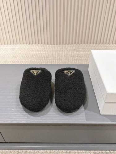 出 Prada*普拉达2024ss秋冬新款毛里居家半包拖鞋乐福鞋闪亮登场 时尚大方的设计呈现经典轮廓。不管面对任何场所 主场只属于你！ 面料：进口羊卷毛 内里：