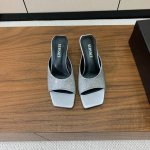 versace 金属跟拖鞋。很浓郁的意式风格。鞋面真丝烫钻，羊皮内里及垫脚。真皮大底。码数：35-41 40、41定制不退换 批：
