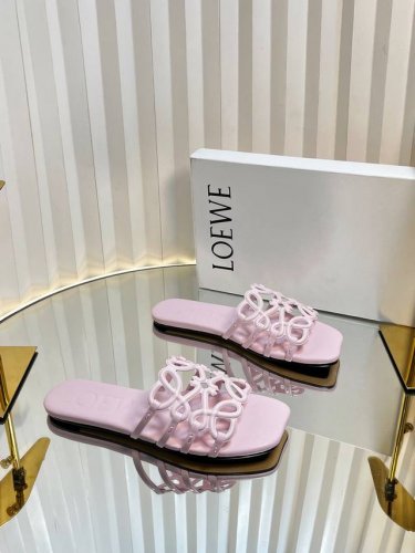 Loew* 罗意威 25Ss 春夏新品 拖鞋 疯狂种草简约设计感觉更干净优雅 让你念念不忘 颜色也很耐看漂亮 上脚瞬间气质十足气场 简直无敌帅气有型 鞋面采用牛