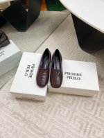 出厂 phoebe philo25Ss矮跟简约单鞋 果然还是帅的 简约女王大女人风 简单的线条和低调的色彩 温柔硬朗的大女人风 时尚通勤两不误 这双鞋子的特点是