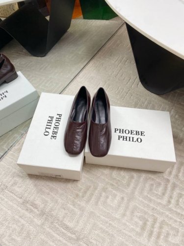 出厂 phoebe philo25Ss矮跟简约单鞋 果然还是帅的 简约女王大女人风 简单的线条和低调的色彩 温柔硬朗的大女人风 时尚通勤两不误 这双鞋子的特点是