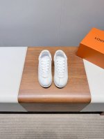 Lv25年新款情侣球鞋 穿上就是时髦精 这款 Footprint Socce-运动鞋于2025春夏系列时装展中亮相 是pharrell William-首次以足