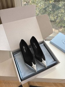 G887所见即所得代购级prada普拉达2025最新春夏新款玛丽珍单鞋复古时髦前卫厚底鞋底搭配橡胶鞋面，让整双鞋轻便舒适 鲜艳色彩 满足不同风格时髦人士的多种选