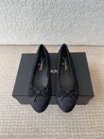 chanel小香 25Ss 春夏鞋头电绣双C Logo点缀，玛丽珍 粗跟单鞋 宛如女神脖子上的项链，上脚包裹性非常好，上脚跟显瘦，真的是超级精致！ 复古的玛丽珍