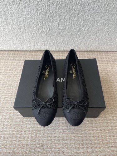 chanel小香 25Ss 春夏鞋头电绣双C Logo点缀，玛丽珍 粗跟单鞋 宛如女神脖子上的项链，上脚包裹性非常好，上脚跟显瘦，真的是超级精致！ 复古的玛丽珍