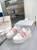 白＋粉＋彩钉 奴家最新厚底高版本 Valentino 华伦天奴 春夏厚底柳钉运动休闲鞋小白鞋 最新款 爆款系列 日本上线后一鞋难求 超级火爆 经典柳钉系搭配厚底