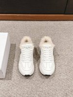 顶级品质 dior ss24 new arrival～ 迪奥2024秋冬新品｜羊羔毛运动鞋 Dior这一季的度假风运动鞋超级的火爆！ 鞋面配色，C和D饰以点缀l