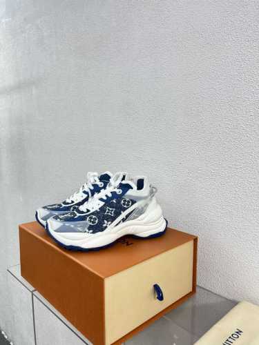 L驴 Run55 增高运动鞋老爹鞋 蓝牛仔 年度舒适运动鞋舒适度堪比专业运动鞋，兼具时尚和实用，完全不会磨脚 材质介绍: 1鞋面选材采用纯进口的Dk透气网格 布