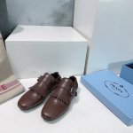高品质出厂单鞋 ！Prada 普拉达 25春夏走秀新款布洛克雕花流苏复古乐福鞋单鞋拖鞋系列这款鞋履着意呈现经典与复古格调，兼具阳刚气质与柔美风情，形成二元对比，