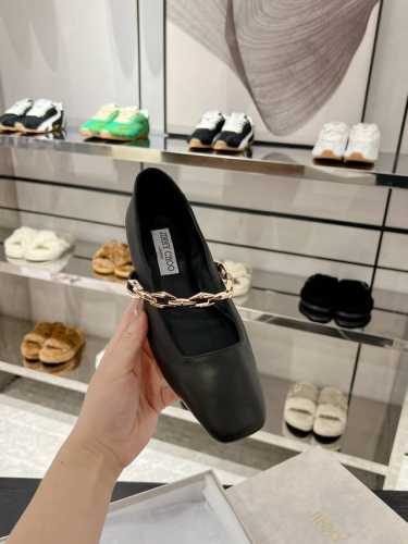Diamond Tilda Flat 系列平底鞋，高级皮革材质巧工制作，经久优雅设计，巧思融入一息现代质感。鞋身饰有个性夺目 Diamond 标志性多棱链，经工