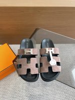 男10 HERMES爱马仕 新款二舅魔术拖鞋系列经典款踩云脚感，光脚或者搭配个袜子穿，都时髦的不行哦超可爱 夏天真的太需要百搭拖鞋了 怎么搭配都好看 随意且高级