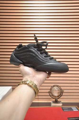 原单最新 MQUEEN 麦昆 情侣款：女35-40，男38-44 官网同步发售！想不出有任何理由不收它！面料采用头层牛皮面 最新材料 ，内里和垫脚是定制同面色的