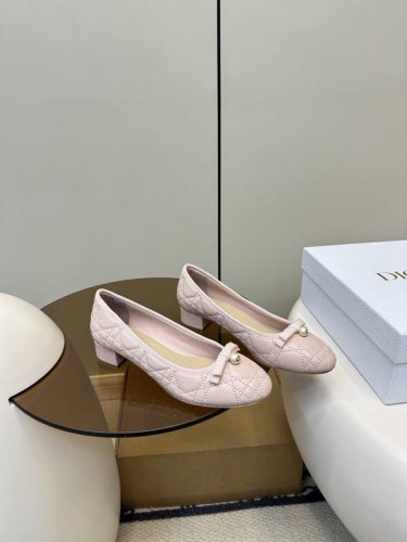 顶级原单 配飞机盒 dior 迪奥 新品芭蕾舞鞋Cd珍珠扣3Cm粗跟单鞋 新品珍珠菱格纹芭蕾舞 芭蕾鞋经典的迪奥藤格纹元素 罗纹蝴蝶结上加了Cd细节的珍珠设计精
