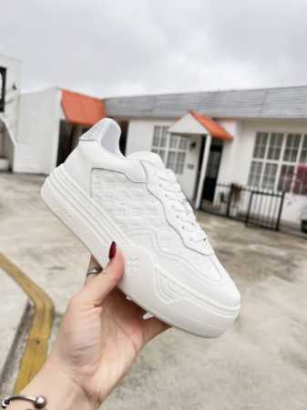 本款 LV Groovy platform 运动鞋为牛皮革局部压印 Monogram 图案，并拼接七十年代鞋面与大号橡胶外底。鞋带装饰和外底绽放 Monogra - 点击图像关闭