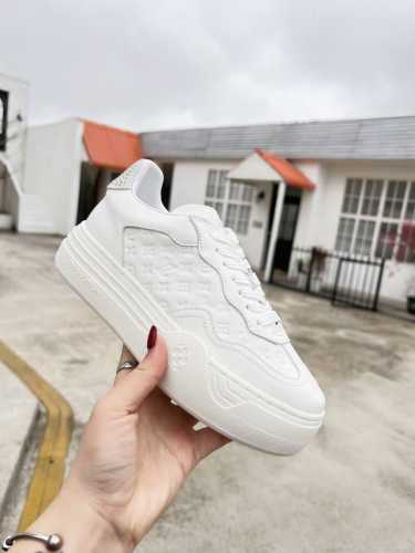 本款 LV Groovy platform 运动鞋为牛皮革局部压印 Monogram 图案，并拼接七十年代鞋面与大号橡胶外底。鞋带装饰和外底绽放 Monogra