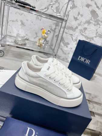 顶级版本 Dior 迪奥B33系列 情侣款休闲板鞋 原版购入开发做货 采用迪奥灰牛皮革精心制作，侧面饰以同色调 CD Diamond 图案帆布镶片。 CD Ic - 点击图像关闭