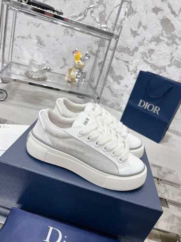 顶级版本 Dior 迪奥B33系列 情侣款休闲板鞋 原版购入开发做货 采用迪奥灰牛皮革精心制作，侧面饰以同色调 CD Diamond 图案帆布镶片。 CD Ic