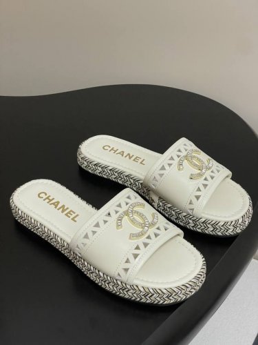 25Ss夏季新款Chanel小香麻绳底中古扣一字蜜儿凉拖鞋双C钻扣镂空厚底拖鞋 慵懒舒适而不失品味的穿着是多么重要 真的爱不释手 上脚巨显腿长 灰常滴高级 整个