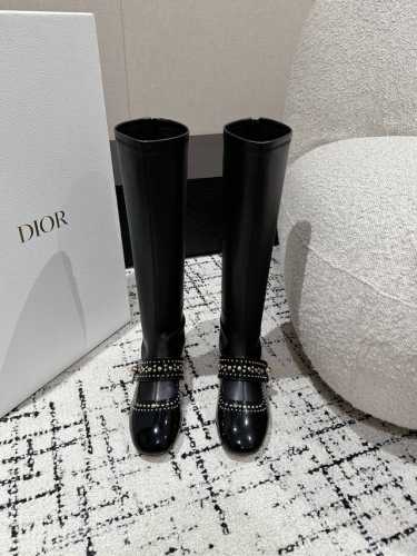 短靴 长靴 DIOR 24 迪奧秋冬新款 秋冬成衣系列发布秀上全新亮相，灵感源自1960年代的优雅与精致。 采用黑色漆皮牛皮革和皮革效果弹力面料精心制作，鞋面饰