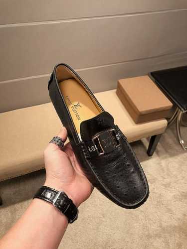 实价 ，Lv官方旗舰店正品，鞋面进口意大利头层牛皮，头层羊皮 不掉色 内里，原版进口耐磨橡胶底， 官网出品 精致优雅男士心备佳品，穿着舒适。精致简单鞋面尽显品牌