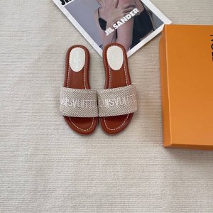 橙子出厂价p louis Vuitton 路易威登 初夏新款 Lv刺绣字母平底拖鞋 休闲凉拖 码数 35-42