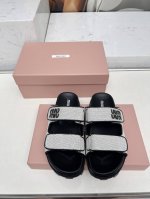 miu M25最新爆款小香风格平底拖鞋 欧美名媛 明星 网红Girl 大爱款 ，单色蓬松柔软 亲肤柔软春季必备款 富有时尚元素，鞋面外表 加上Miuimiui字