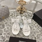 Chanel 25Ss春夏新款专柜顶级双C蝴蝶结凉鞋 这款经典设计 蝴蝶结搭配双C的点缀 俏皮又优雅 多种配色元素 多元化混搭非常好看百搭 上脚非常轻巧舒适 超