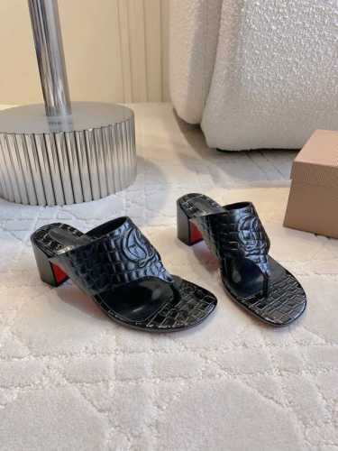 出厂价 Christian Loubouti*新款鳄鱼纹粗跟夹趾拖鞋 简约百搭款 好穿不累脚 鞋面牛皮 内里垫脚羊皮 意大利真皮大底 跟高7.5cm 尺码35-