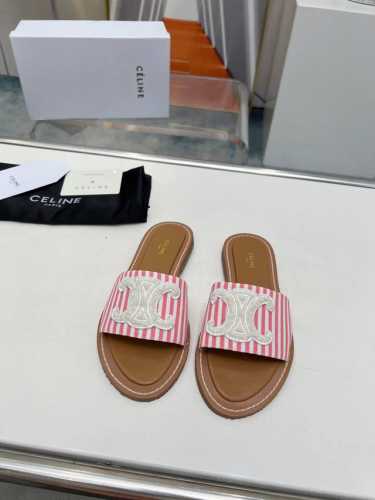 粉白条纹 出厂价p Celine paris 拖鞋！ 这一季的赛琳又让我重新爱了它一次这季节美鞋太多 这款凉拖真是无敌好搭配！设计搭配经典的 Logo 作为点缀