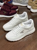 921新品上市 Prax 2.0运动鞋甄选镂空牛皮制成，配以轻盈鞋底，现代造型动感十足。标志性的三角形徽标更显精致优雅。 鞋面镂空 带衬里 涂珐琅三角形金属徽标