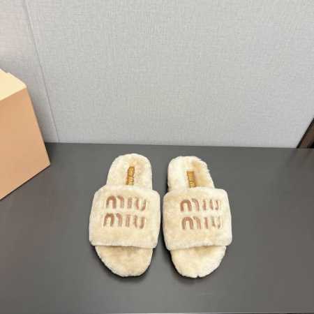 出厂 独家顶级版本 缪缪miumiu2024Vs新款毛拖系列 百搭时髦单品！不管居家还是外穿都是品味的象征性！ 秋冬搭配袜子 那更是太绝太绝了 面料：定制原版羊 - 点击图像关闭