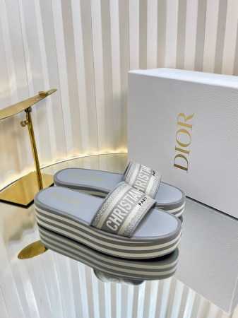 迪奥 Dior 2025 春夏新款 Ivieta Dway 果冻色平底一字拖拼色女鞋 Cd字母Logo立体刺绣厚底圆头露趾拖鞋 原版开发市面顶级版本 材质:鞋面 - 点击图像关闭