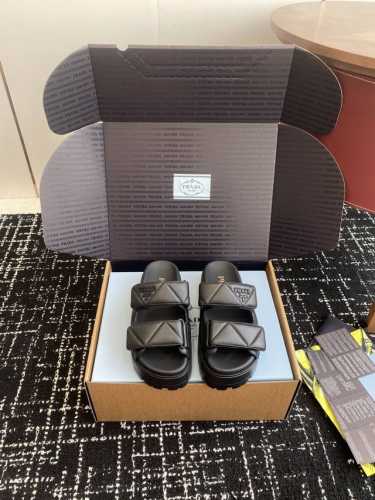 东莞代购级 官网同步盒包装 prada 25Ss 春夏 新款 厚底款 凉拖鞋 想起了小时候上学同学们穿的魔术贴涼鞋仁 经典设计，永不过时。选鞋子注重美观的同时，