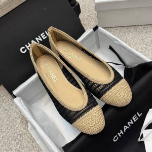 经典款 Chanel 25p 编织芭蕾舞鞋 一双闭眼入的拉菲草编芭蕾舞鞋 上市就断货 鞋型简单经典实穿 各种风格搭配都能起到点睛之笔 看到实物的那一刻 宝宝们就
