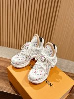 橙子出厂价p louis Vuitton 路易威登 Lv新配色 休闲老爹鞋 弓形运动鞋 饰扣款# 不断的新品系列加入了更多配色细节 少女心爆棚 尽显青春活力 日