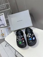 巴黎世家Balenciaga 春夏最新情侣款洞洞鞋，25春季新款黑马单品,海内外时尚博主纷纷上脚大秀，火遍海内外社交平台，时尚达人必入款，各种巴家元素五金扣Di