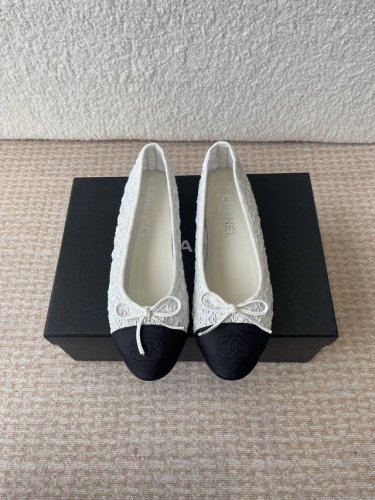 chanel小香 25Ss 春夏鞋头电绣双C Logo点缀，玛丽珍 粗跟单鞋 宛如女神脖子上的项链，上脚包裹性非常好，上脚跟显瘦，真的是超级精致！ 复古的玛丽珍