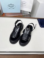 prada 普拉达 25Ss 春夏新款 凉鞋 简单的设计大概就是它最让人喜欢的点 不是烂大街的那种 很有自己的品牌个性 面料采用小牛皮 内里垫脚混种羊皮 跟高：