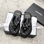 chanel 最新面包拖 绝对是好货不怕晚 每一根带子都立体饱满 质感满满 细节宝贝们随意对比 Chanel 香奈儿夏季新款面包拖鞋 夹趾人字拖 沙滩凉鞋 小香