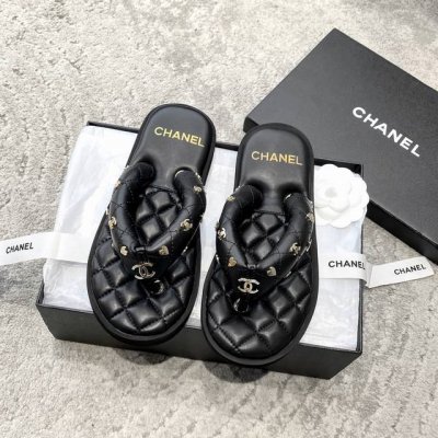 chanel 最新面包拖 绝对是好货不怕晚 每一根带子都立体饱满 质感满满 细节宝贝们随意对比 Chanel 香奈儿夏季新款面包拖鞋 夹趾人字拖 沙滩凉鞋 小香