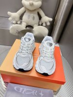 510Diorx Kaws迪奥联名款胶囊系列 镂空 网面 Dior X Kaws迪奥联名款B35胶囊系列镂空 网面这款名为B35 Nxt 的新款运动鞋，采用了3