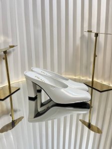 prad* 普拉达 25ss早春新款 绝美方头高跟方跟粗跟凉鞋后空单鞋。时尚界久违的极简之美 经典时尚配色 毫不费力的优雅风来袭 时髦 精致 绝美 方头开边珠外