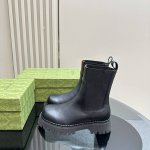 2024秋冬最新GUCCI 条纹织带橡筋松紧短靴沟纹厚底踝靴，烟管短靴，取材自马术世界的条纹织带已经成为高雅俱乐部的象征，正在以新的方式重新登场。这款靴子采用小