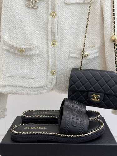 厂价 Chane*｜小香25C春夏新品度假 链条字母厚底拖鞋 这一季度假凉拖系列真的超美 搭配字母装饰 简约又百搭 上脚超级美的 怎么看怎么好看 Go 材质 鞋