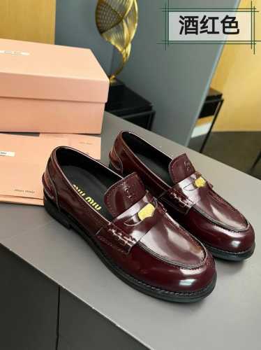 MiuMiu缪缪2024走秀款金币乐福鞋 高版本Miu女孩们的新色乐福来啦！今年秋冬的复古做旧的新色，牛皮材质！今年Miu爆火的不要不要的！都是那种做旧的皮质，