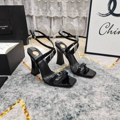 上新 Ysl 顶级高版本 2025官网同步新款酒杯粗跟凉鞋 细节处理完美 垫脚羊皮 质感细腻 意大利黑色真皮大底 极致完美复刻 1鞋面：进口漆皮 2垫脚：进口羊