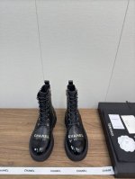CHANEL小香24k 秋冬巴黎走秀款 绑带 长靴系列 马丁靴 原版购入1:1开发 各大时尚博主都有穿的一款靴子 上脚非常时髦 显腿神器，随便搭配都是超级好看