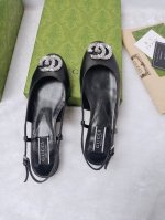 GucCi 饰水晶双G G造型配件为一系列女士鞋款注入摩登新韵。闪耀夺目的配件亮眼装点凉拖鞋和防水台浅口鞋等各式鞋款，在彩色漆皮或金属质感皮革的衬托下，尽显奢华