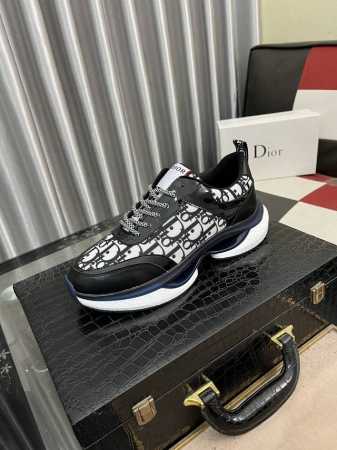 出厂价 Dior 迪奥最 2024新款精心打造，引爆全场！不断创新的国际品牌 此款男士四季休闲鞋，原版版本，鞋面采用牛皮面料 ，皮垫脚真爆超轻大底，透气舒适以质 - 点击图像关闭